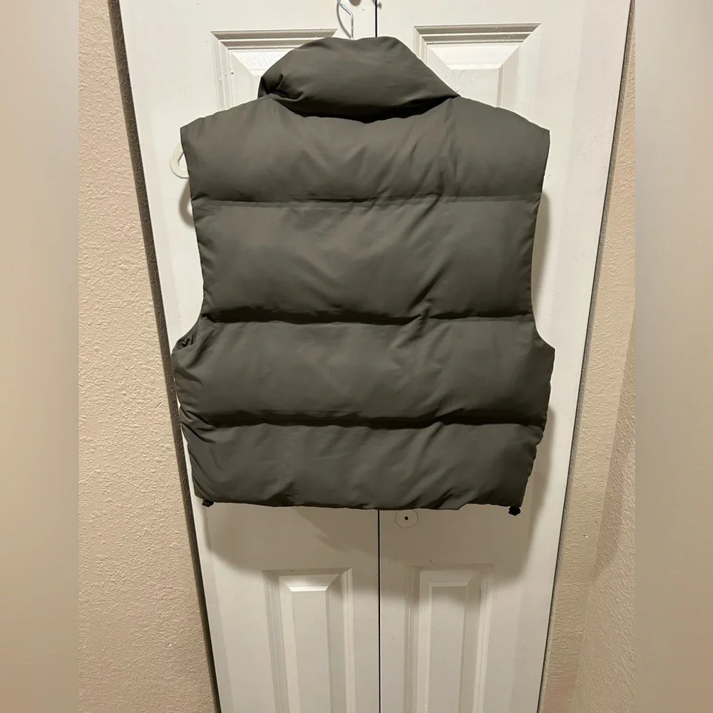 Zara Puffer Vest In‎ Army Green , size XS